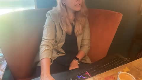 Elle online show from 10-29-25, 03:14