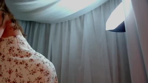 Snapshot of maria_venera__ chatting on 05-19-26, 01:00 Maria online show from 05-19-26, 01:00