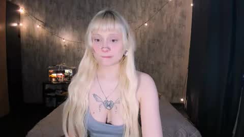 Snapshot of mariamilkis chatting on 12-14-25, 04:40 Maria online show from 12-14-25, 04:40