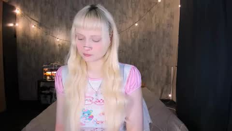 Snapshot of mariamilkis chatting on 12-15-25, 04:50 Maria online show from 12-15-25, 04:50