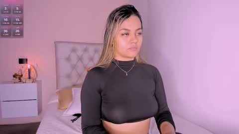 Snapshot of mariana__roe chatting on 02-26-25, 03:32 Mariana Roe online show from 02-26-25, 03:32