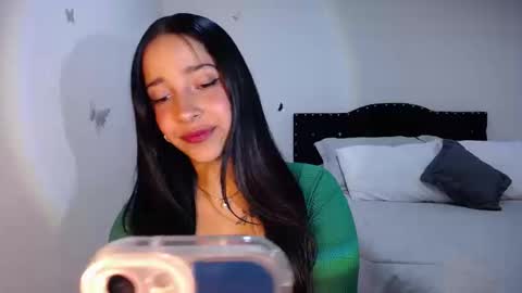 Snapshot of marie_daved chatting on 09-24-25, 04:05 Nicolle online show from 09-24-25, 04:05