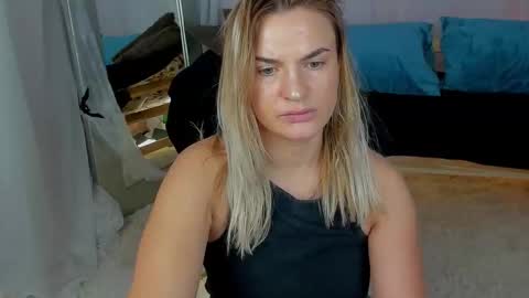 Snapshot of mariel_lie chatting on 11-13-25, 01:15 Mariel online show from 11-13-25, 01:15