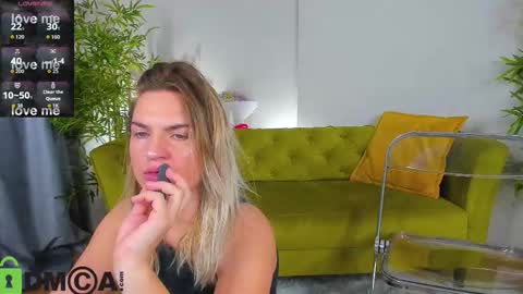 Snapshot of mariel_lie chatting on 11-18-25, 01:22 Mariel online show from 11-18-25, 01:22