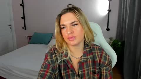 Snapshot of mariel_lie chatting on 03-23-26, 01:42 Mariel online show from 03-23-26, 01:42