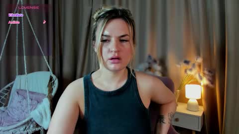 Snapshot of mariel_lie chatting on 03-24-26, 02:05 Mariel online show from 03-24-26, 02:05