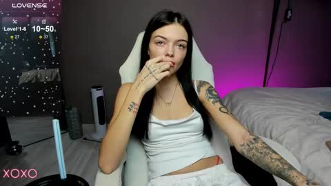 Maria  online show from 10-17-25, 01:25