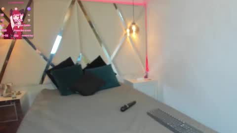 Snapshot of marielqueenx chatting on 02-11-25, 05:58 Viviana online show from 02-11-25, 05:58