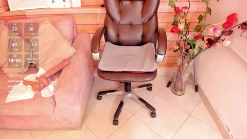 Snapshot of marien_thomson_ chatting on 01-21-25, 05:49 Marien online show from 01-21-25, 05:49