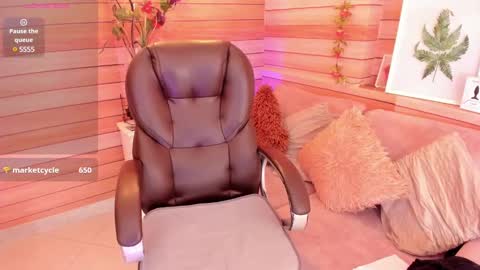 Snapshot of marien_thomson_ chatting on 02-01-25, 07:05 Marien online show from 02-01-25, 07:05