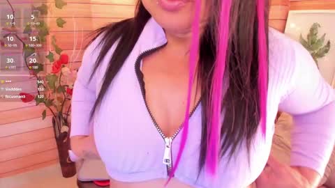 Snapshot of marien_thomson_ chatting on 02-13-25, 07:56 Marien online show from 02-13-25, 07:56