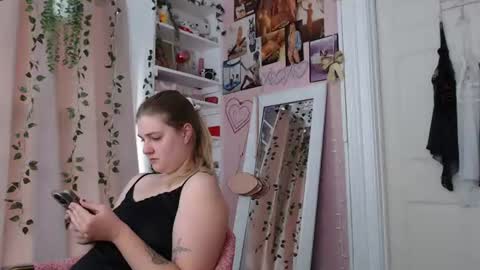 Snapshot of marigoldrue chatting on 06-25-26, 04:11 marigoldrue online show from 06-25-26, 04:11