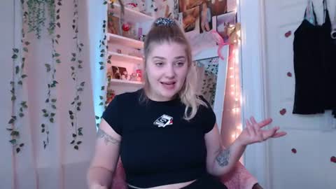 Snapshot of marigoldrue chatting on 07-25-26, 12:31 marigoldrue online show from 07-25-26, 12:31