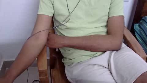 Snapshot of marinavine chatting on 12-27-24, 04:32 The SHY UncutBoy online show from 12-27-24, 04:32