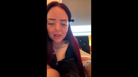 Snapshot of marinebelle11 chatting on 06-10-26, 06:18 marinebelle11 online show from 06-10-26, 06:18