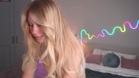 Snapshot of marisii chatting on 04-26-26, 03:10 Mary online show from 04-26-26, 03:10