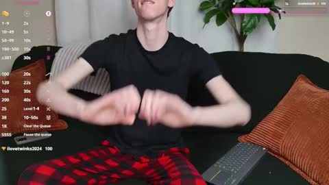 Snapshot of mark327645 chatting on 10-25-25, 01:57 Mark online show from 10-25-25, 01:57