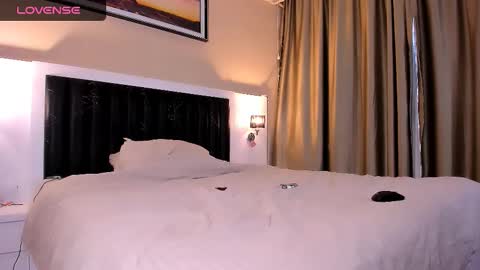 Snapshot of marrena_a chatting on 02-11-26, 09:14 -- Mari -- online show from 02-11-26, 09:14