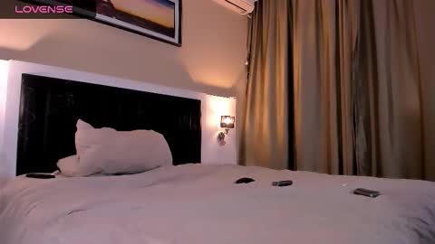 Snapshot of marrena_a chatting on 02-12-26, 11:27 -- Mari -- online show from 02-12-26, 11:27