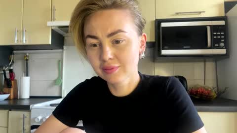 Snapshot of martaluna_ chatting on 06-06-26, 10:53 Marta online show from 06-06-26, 10:53