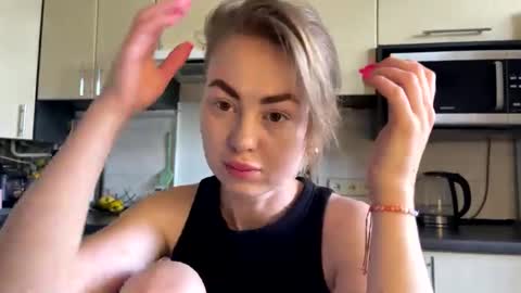 Snapshot of martaluna_ chatting on 06-11-26, 09:51 Marta online show from 06-11-26, 09:51