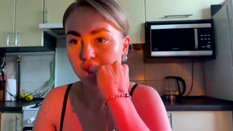 Snapshot of martaluna_ chatting on 06-12-26, 11:53 Marta online show from 06-12-26, 11:53