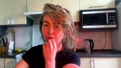 Snapshot of martaluna_ chatting on 06-13-26, 09:29 Marta online show from 06-13-26, 09:29