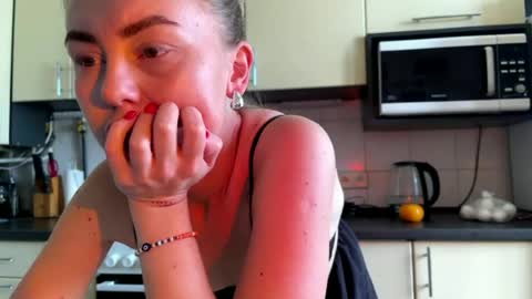 Snapshot of martaluna_ chatting on 06-14-26, 07:43 Marta online show from 06-14-26, 07:43