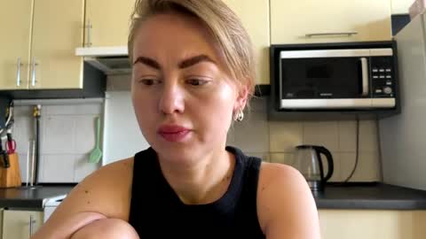 Snapshot of martaluna_ chatting on 06-17-26, 07:11 Marta online show from 06-17-26, 07:11