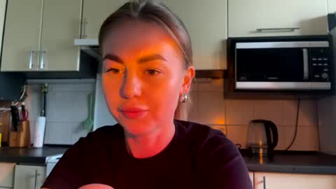 Snapshot of martaluna_ chatting on 06-18-26, 02:54 Marta online show from 06-18-26, 02:54