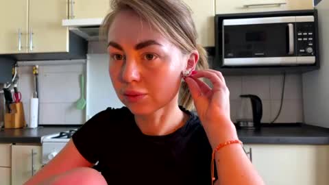 Snapshot of martaluna_ chatting on 06-19-26, 07:23 Marta online show from 06-19-26, 07:23