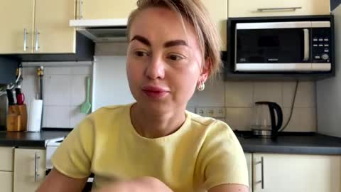 Snapshot of martaluna_ chatting on 06-22-26, 07:16 Marta online show from 06-22-26, 07:16