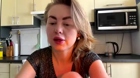 Snapshot of martaluna_ chatting on 06-23-26, 06:44 Marta online show from 06-23-26, 06:44
