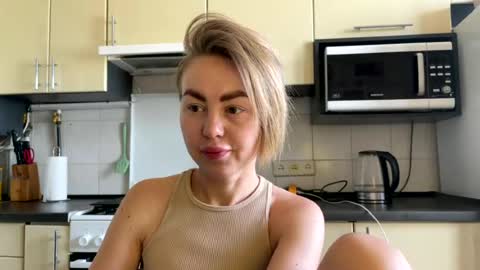 Snapshot of martaluna_ chatting on 06-29-26, 07:25 Marta online show from 06-29-26, 07:25