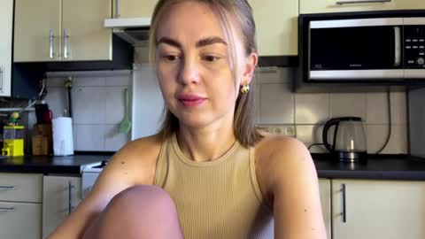 Snapshot of martaluna_ chatting on 07-17-26, 12:01 Marta online show from 07-17-26, 12:01