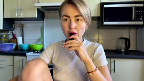 Snapshot of martaluna_ chatting on 07-18-26, 11:47 Marta online show from 07-18-26, 11:47
