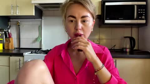 Snapshot of martaluna_ chatting on 07-23-26, 10:24 Marta online show from 07-23-26, 10:24