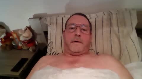 Snapshot of martinb62 chatting on 10-16-25, 09:05 Hotguy61 online show from 10-16-25, 09:05