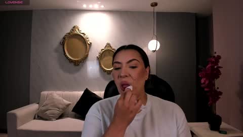 Snapshot of martinnabonnet chatting on 02-23-25, 11:22 Martinna Bonnet online show from 02-23-25, 11:22