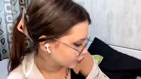 Mia online show from 02-13-26, 07:48