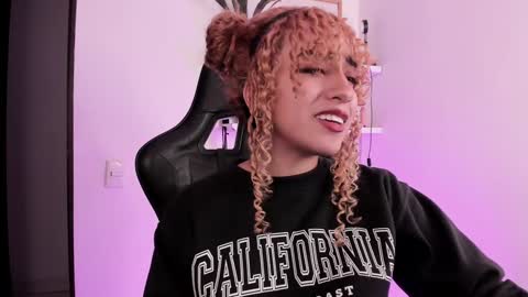 Snapshot of mary_jane_lovers chatting on 01-21-25, 02:11 Mary Jane online show from 01-21-25, 02:11