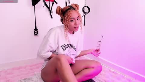 Snapshot of mary_jane_lovers chatting on 02-03-25, 05:56 Mary Jane online show from 02-03-25, 05:56