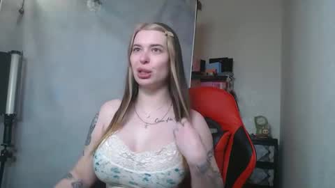 Snapshot of maryh0tlove chatting on 05-12-26, 10:34 maryh0tlove online show from 05-12-26, 10:34