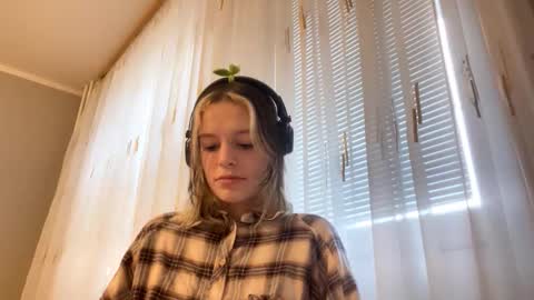 Snapshot of marylyntunget chatting on 12-18-25, 10:21 Stella online show from 12-18-25, 10:21