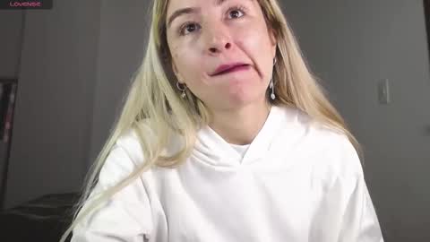 Snapshot of marylyrose chatting on 10-19-25, 05:02 maryly rose online show from 10-19-25, 05:02