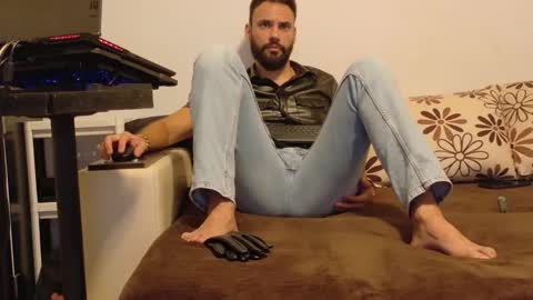 Snapshot of master_roberto333 chatting on 10-31-25, 08:21 SIR online show from 10-31-25, 08:21