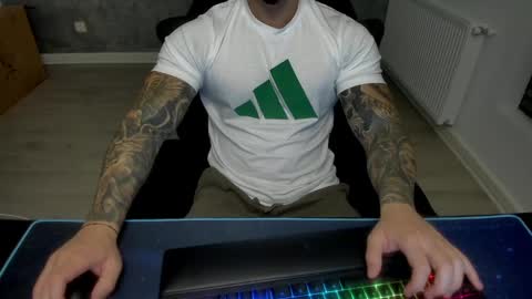 Snapshot of masterkingmuscle chatting on 12-17-24, 08:10 masterkingmuscle online show from 12-17-24, 08:10