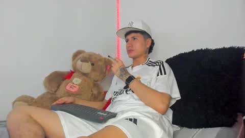 mateo_escobar online show from 10-18-25, 04:37