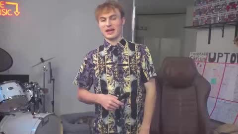 Snapshot of mattcashxxx chatting on 10-04-25, 01:03 Matt Cash online show from 10-04-25, 01:03