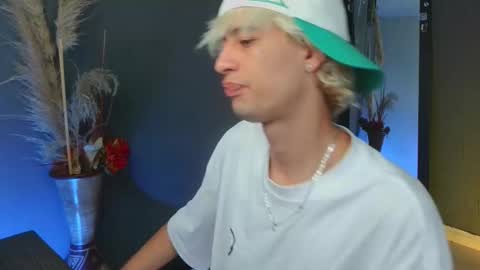 mattias     online show from 09-17-25, 01:07